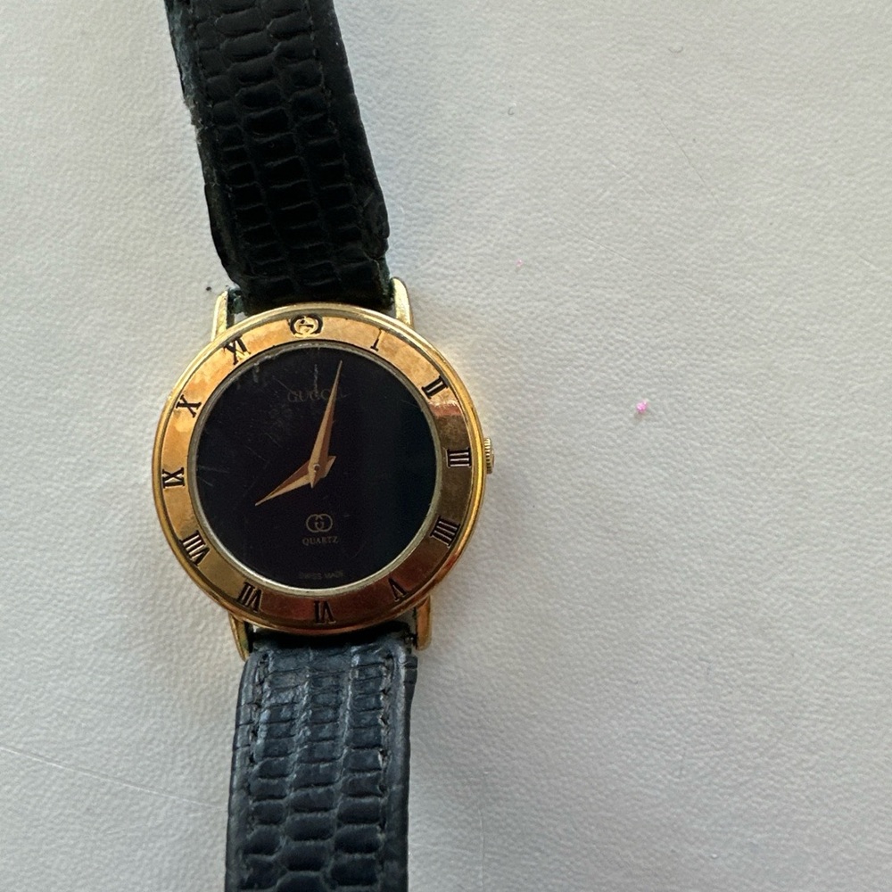 Gucci vintage watch Swiss quartz well loved needs battery - Picture 2 of 11